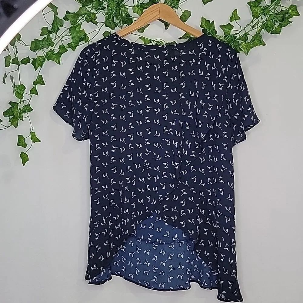 Loft. Women's Beautiful Blouse. EUC. Size Small - Picture 2 of 6